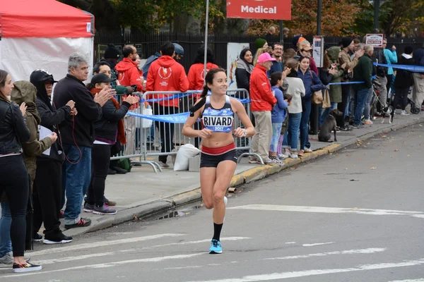 Susie Rivard, elit női futó Bedford Avenue közelében Manhattan Avenue, Brooklyn, a November 5-én, 2017-ben a New York City Marathon — Stock Fotó