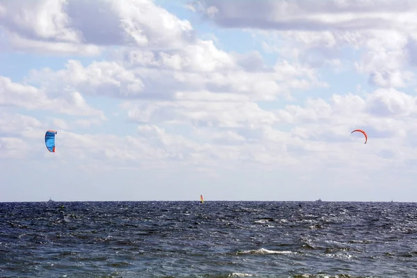 在佛罗里达州的风筝冲浪者 — 图库照片