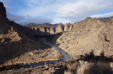 Çarpık nehrin Smith Rock State Park, görünümü göz ardı