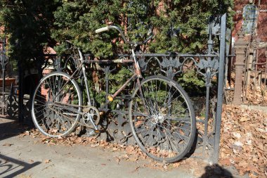 Eski bisiklet çit için kilitli