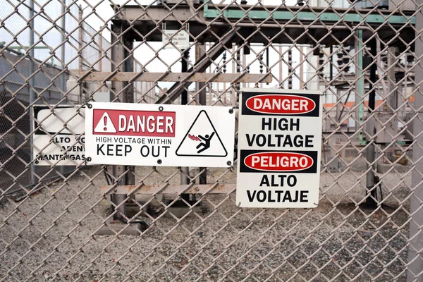 Señal Advertencia Alto Voltaje Cerca Central Eléctrica — Foto de Stock