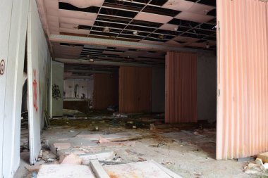 Konferans salonu terk edilmiş binada