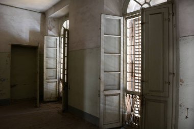 Eski içinde kepenkli pencere eşiği psikiyatrik hastane Binası İtalya terk