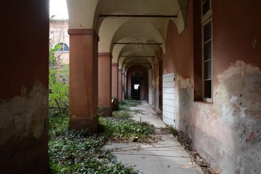 Avlu Arcade terk edilmiş bir Psikiyatri Hastanesi