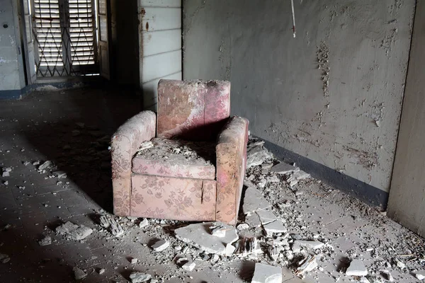 Poškozené Židle Jedné Opuštěné Budově — Stock fotografie