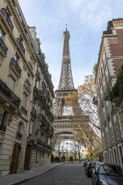 从法国巴黎邻街看埃菲尔铁塔 — 图库照片