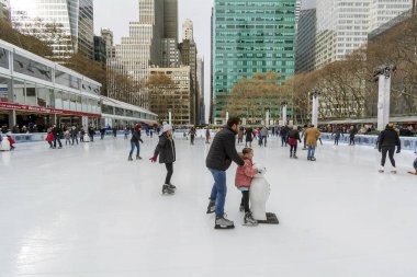 6 Aralık 2019 'da Bryant Park, New York, Ny, Usa' da Tatil Pazarı 'nın yanındaki buz pateni pistinde buz pateni yapan insanlar görülüyor.