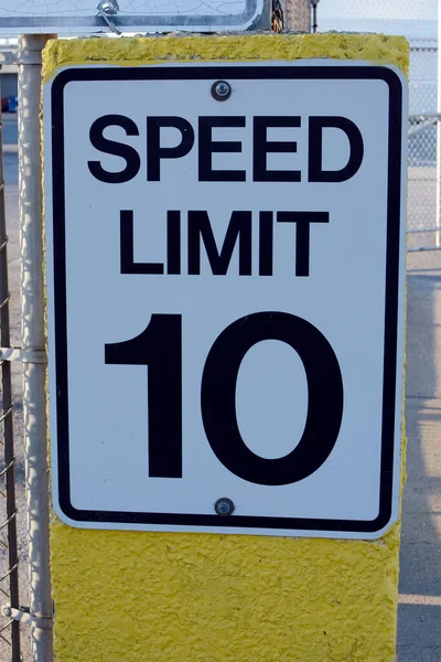速度限制每小时10英里标志 — 图库照片
