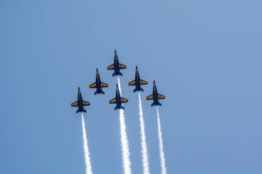 ABD 'nin Brooklyn şehrinde 28 Nisan 2020' de meydana gelen Coronavirus salgını sırasında Mavi Melekler New York üzerinde uçuş düzenledi.