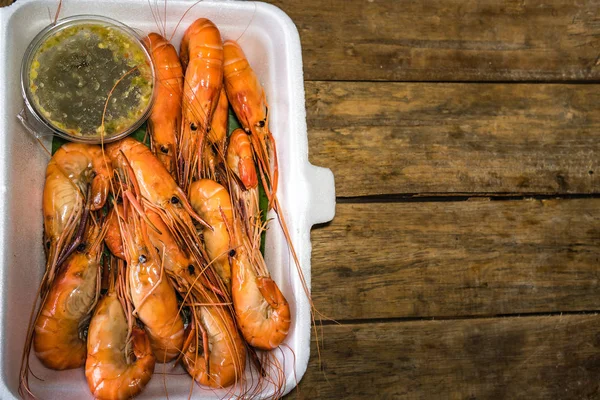 Grilled shrimp in hot box — Stock Photo, Image