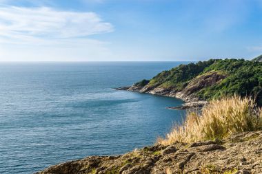 Parlak mavi gökyüzü ile güzel deniz.