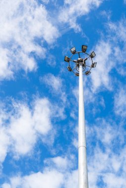 Elektrik direğine güç Polonyalılar gökyüzünde yüksektir.