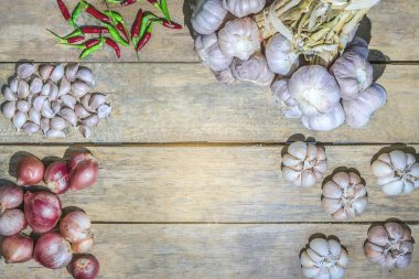 Ahşap zemin üzerinde Tay bitkisel meyve bitkiler