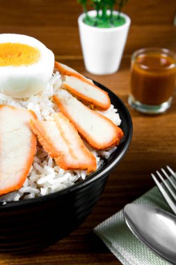 Soslu ve pirinçli ızgara kırmızı domuz eti.