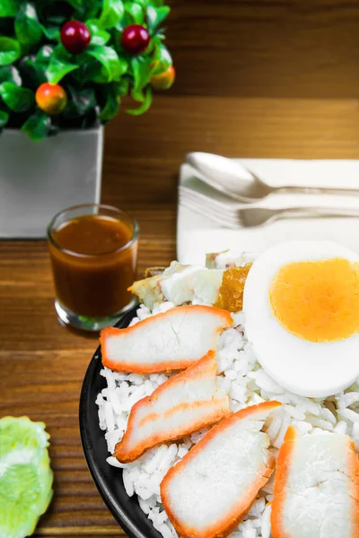 Tay kırmızı Barbekü domuz eti pilav ile 