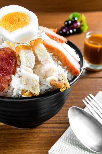 Soslu ve pirinçli ızgara kırmızı domuz eti.