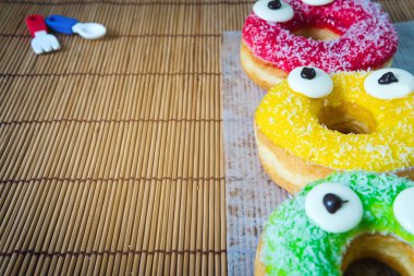 Ekmek pişmiş görünüyor muhtemelen yemek almak.