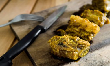 Domuz eti Curryon kemik kesme tahtası ahşap kahverengi ve iyi görünüyor.