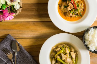 Sığır eti, domuz eti ve bir fincan pirinç ile kızarmış yağlı mantar