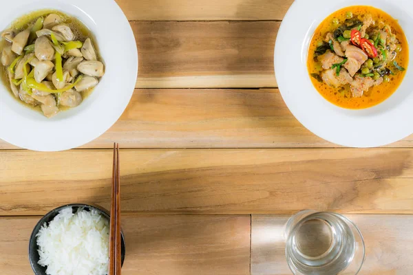 Baharatlı körili domuz eti ve tavada kızartılmış mantar.