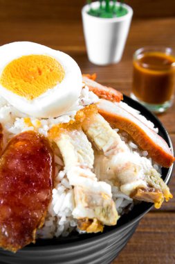 Mangalda kırmızı domuz eti pilav, lezzetli mesafe göz ile sos.