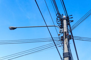 Yüksek gerilim elektrik hattı direğinden.