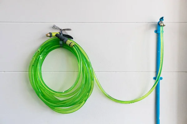Hose green with nature. Open the valve with water to provide water for injection.