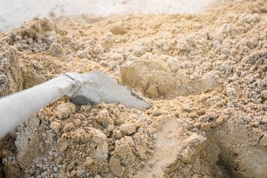 Kepçe için kullanılan kum kadar kürek.