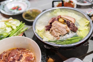 Yiyecek hazırlama ve ızgara domuz eti ve domuz karaciğer gibi çeşitli sebze.