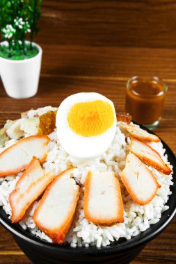 Mangalda kırmızı domuz eti yemek masası üzerinde yerleştirilir pilav ile sos.