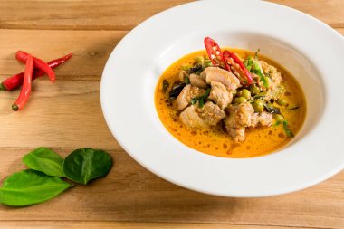 Domuz eti köri baharatlı Tay dilinde.