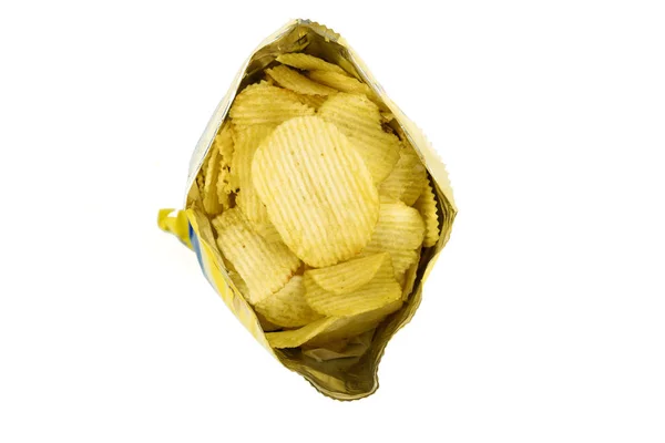 Snack sacs chips de pommes de terre à l'intérieur d'une couleur dorée douce et saupoudrer — Photo