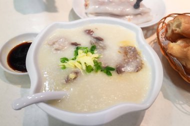 Kıyılmış domuz Hong Kong ile pirinç çorbası.