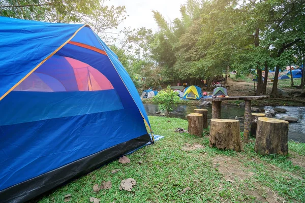 As tendas estão montadas para as pessoas ficarem E para relaxar — Fotografia de Stock
