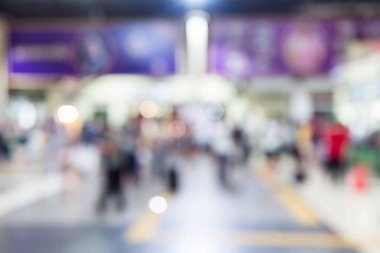 Hareketli dolu ve kaotik insan bulanık görüntüleri