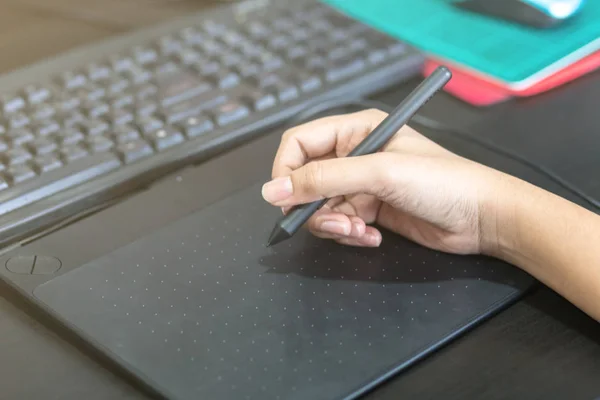 The hand is caught pen mouse and is currently in use — Stock Photo, Image