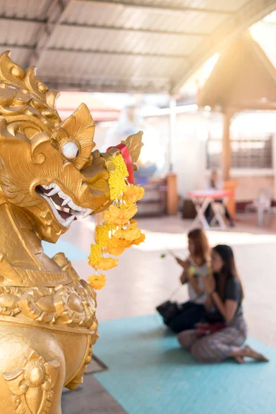 Les gens qui viennent au temple pour chercher les bénédictions du divin . — Photo