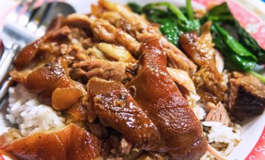 Haşlanmış pirinç ile yavaş pişmiş domuz bacak