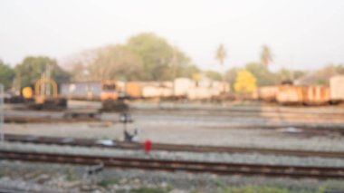 görüntü bulanık ve görüntü bir tren istasyonu ve bir railro