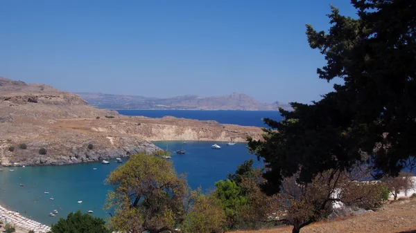 Hermosas vistas al mar del mar azul frente a la costa de la isla del Egeo de Rodas cerca de la hermosa Lindos, de Copiar hermoso, sol, gente amable . — Foto de Stock