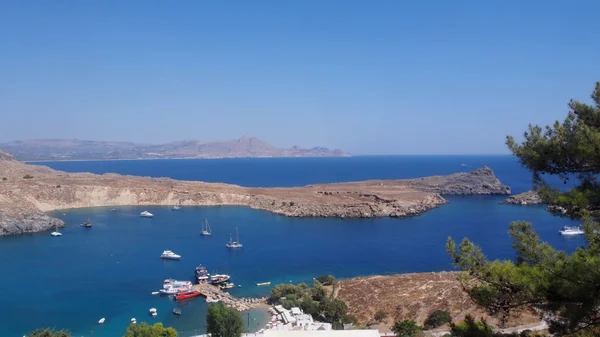 Hermosas vistas al mar del mar azul frente a la costa de la isla del Egeo de Rodas cerca de la hermosa Lindos, de Copiar hermoso, sol, gente amable . — Foto de Stock