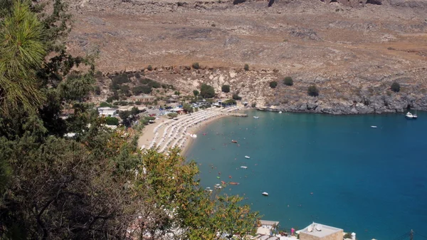 Hermosas vistas al mar del mar azul frente a la costa de la isla del Egeo de Rodas cerca de la hermosa Lindos, de Copiar hermoso, sol, gente amable . — Foto de Stock