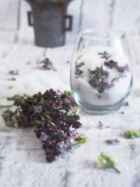 Aromatik mor ve beyaz leylak mutfak besteleri.