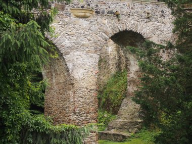 Taş duvar Czocha Kalesi'nin yeşillik içinde battı