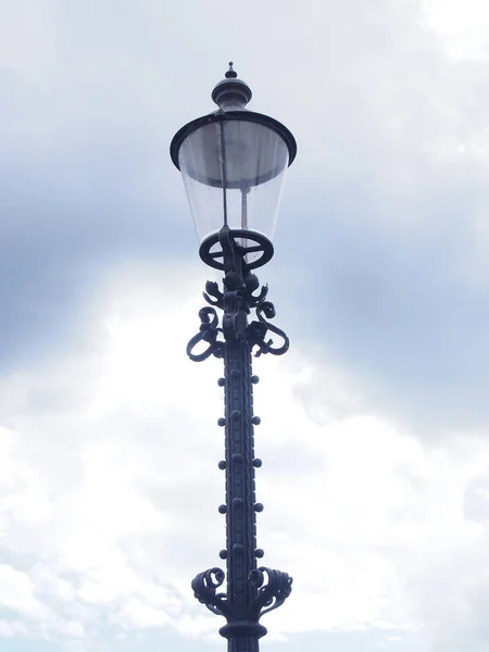 Straat lamp in de wilgen — Stockfoto