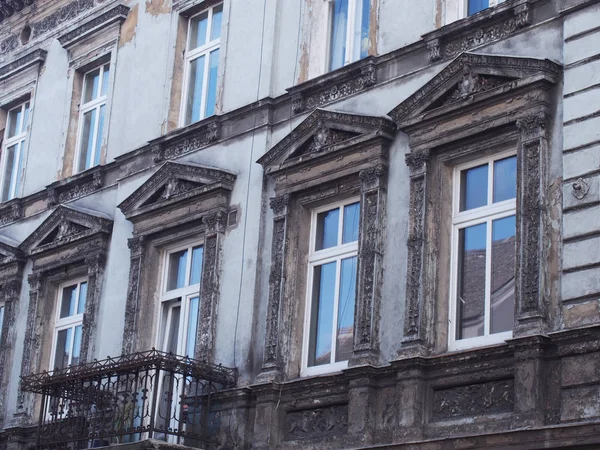 Vista das janelas de um edifício antigo — Fotografia de Stock