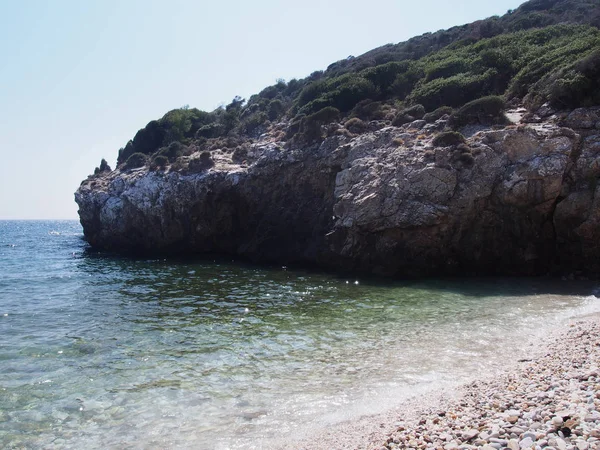 Roca costera en la playa de Tasos en Grecia — Foto de Stock