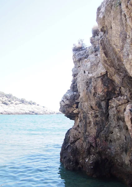 Roca costera en la playa de Tasos en Grecia — Foto de Stock