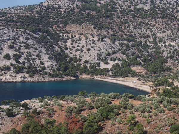 Вид на красивый залив с лазурной водой на греческом острове Тассос — стоковое фото