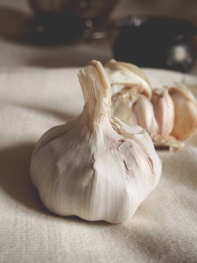 plastik bir arka plan üzerinde diş sarımsak